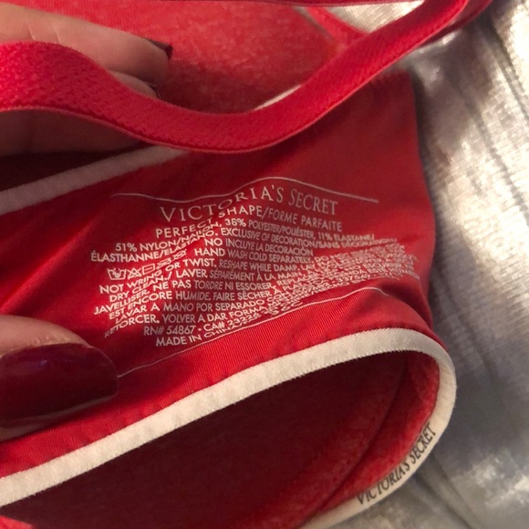 Red Bra - Picture 2 of 3